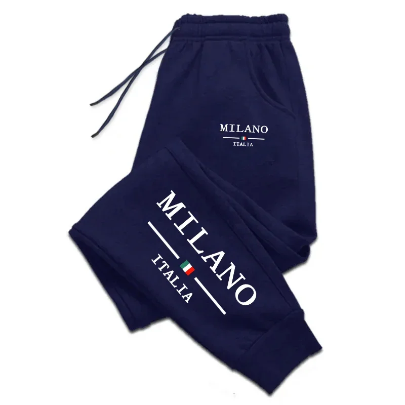Street Fashion In Milan - Pantalones de chándal con estampado de